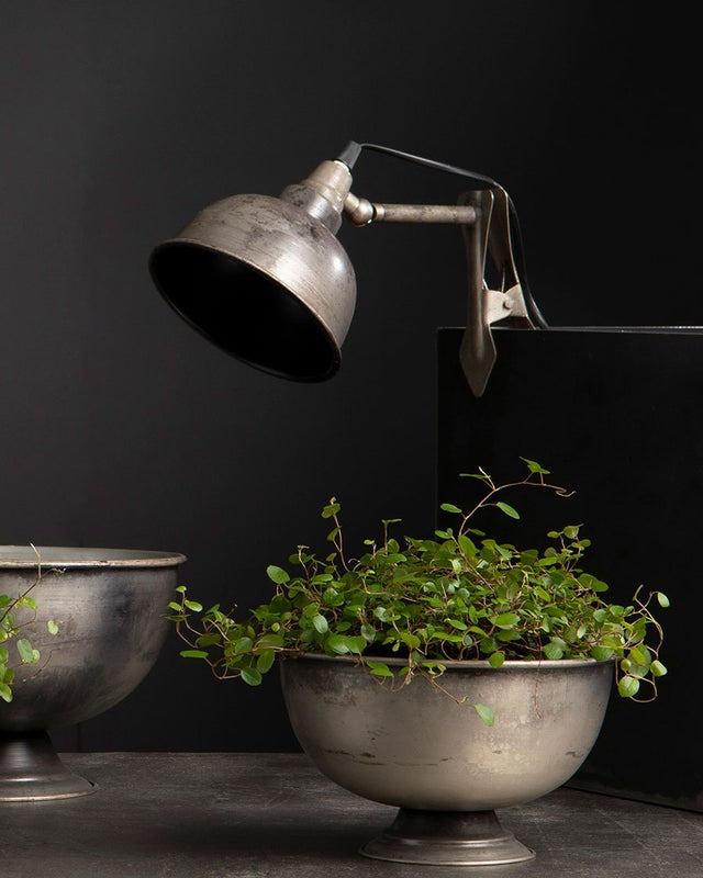 Antiikkiharmaa klipsuvalaisin tuo rouheutta sisustukseen