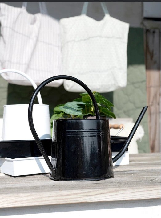 S&auml;rm&auml;n n&auml;k&ouml;inen, musta kastelukannu huomataan!