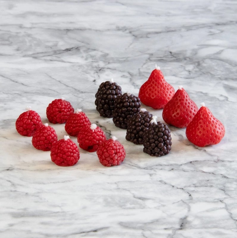 Rasiassa on 12 kynttil&auml;&auml;, mansikoita, vadelmia ja karhunvatukoita.