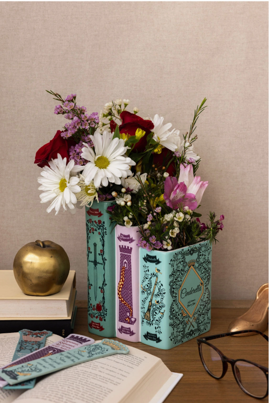 Grimm-sadut Ruusunen, Lumikki ja T&auml;hk&auml;p&auml;&auml; samassa maljakossa.