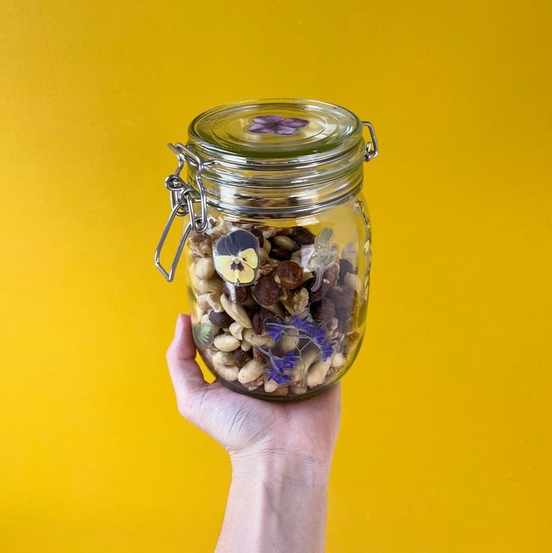 Kukkatarat ovat vedenkest&auml;vi&auml;, koristele vaikka keitti&ouml;purkit kukilla.