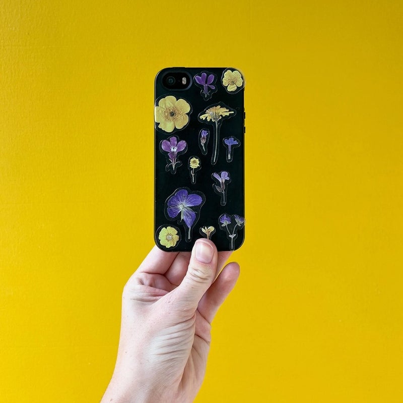 Kes&auml; mieless&auml; aina kun otat puhelimen k&auml;teen. Kukkatarrat kest&auml;v&auml;t kulutusta.