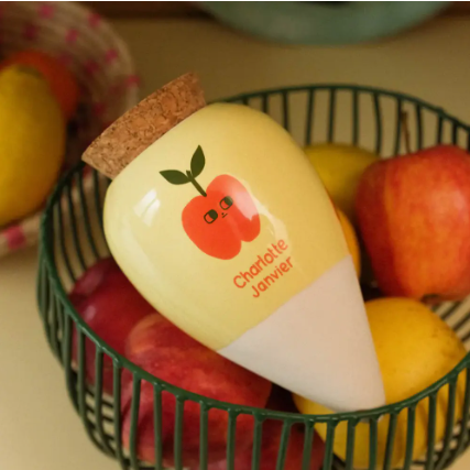 Kuuma koira Ollan toisella puolella on tuijotteleva omena!