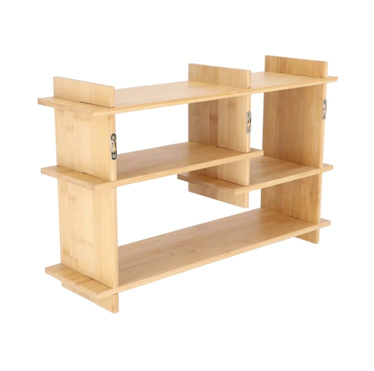 Hyllyss&auml; on metalliset sein&auml;kiinnikkeet.