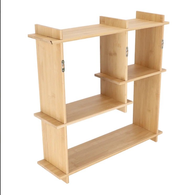 Hyllyn takana on metalliset sein&auml;kiinnikkeet.