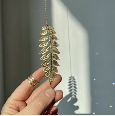 Aurinkosiepparissa on kaunis kullanv&auml;rinen lehti koristeena