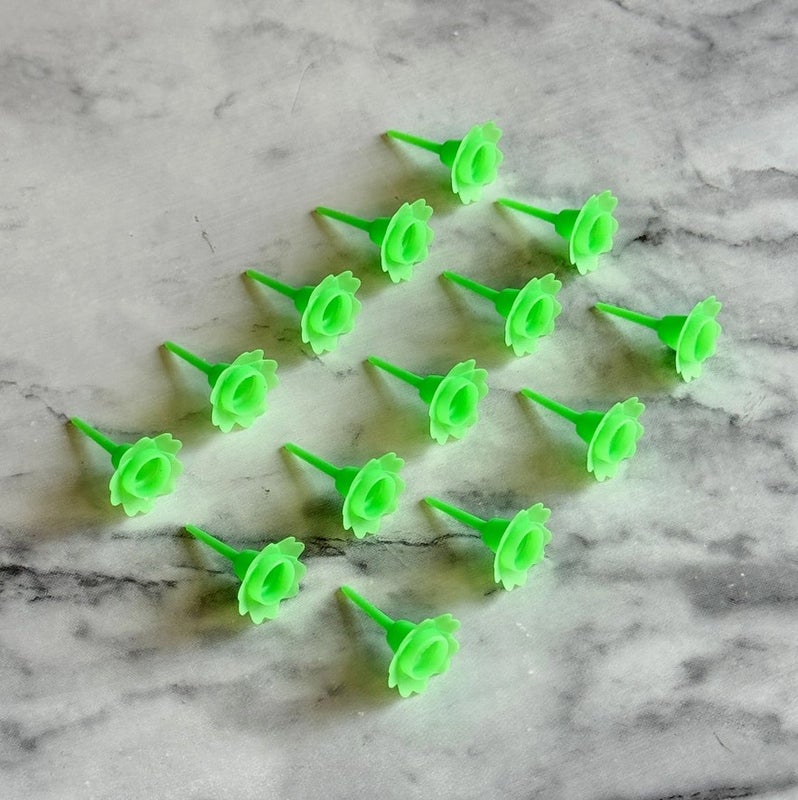 Marjakynttil&ouml;iden mukana tulee vaaleanvihre&auml;t kynttil&auml;piikit.