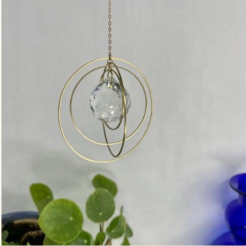 Aurinkosieppari jossa kristalli ja 4 rengasta kiert&auml;&auml; kristallia