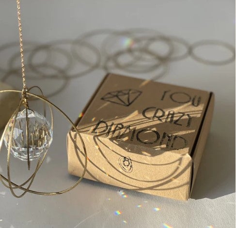 Aurinkosieppari tulee kauniissa laatikossa.